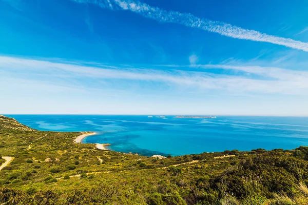 Modrá obloha nad pobřeží Sardinie — Stock fotografie