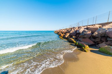 Colostrai plaj üzerinde mavi gökyüzü