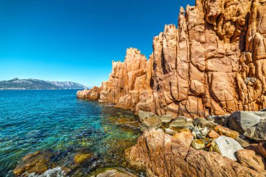 Kırmızı kayalar ve mavi deniz