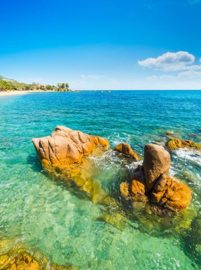 Santa Maria Navarrese Beach'te turuncu kayalar