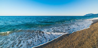 Günbatımı sahilinde sa Marina Tramalitza