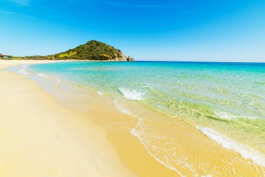 Golden sand in Cala Monte Turno shore