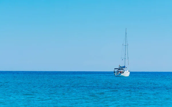Barco sozinho no mar azul — Fotografia de Stock