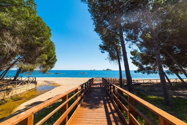 Trä strandpromenaden i Santa Maria Navarrese — Stockfoto