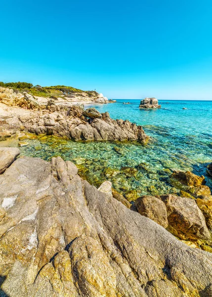 Orilla rocosa en la playa de Santa Giusta — Foto de Stock