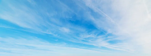 卷云，蓝蓝的天空 — 图库照片
