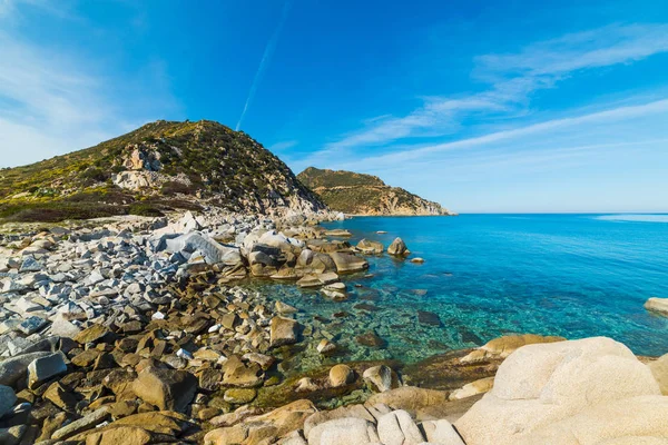 Rochas em Punta Molentis linha de costa — Fotografia de Stock