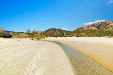 Beyaz Marina di Tertenia içinde kum