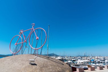 Tekneler içinde belgili tanımlık geçmiş ile stilize Bisiklet