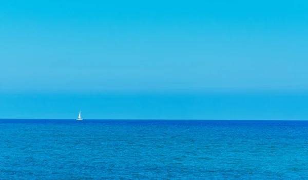 Boot allein im Meer — Stockfoto