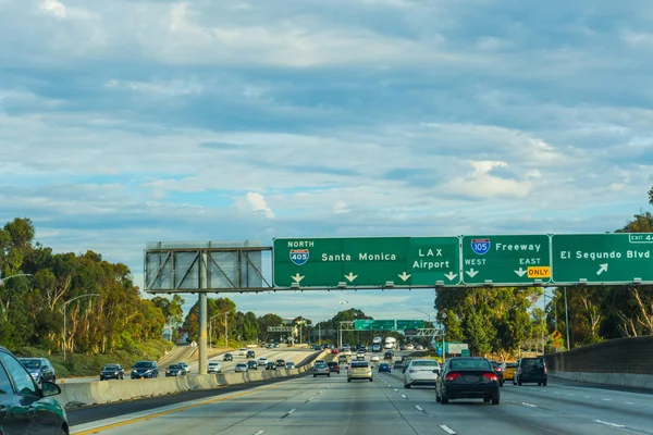 Tráfico en la autopista 405 hacia el norte — Foto de Stock