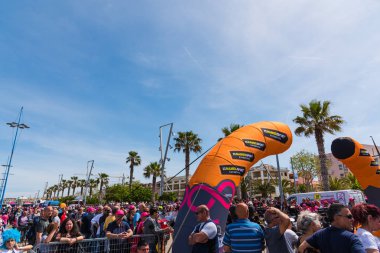 kalabalığın üzerine açılış günü 100 İtalya Bisiklet Turu