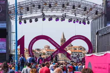 Alghero çan kulesi arka planda olan İtalya Bisiklet Turu sahne