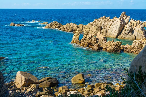Mar azul y rocas — Foto de Stock