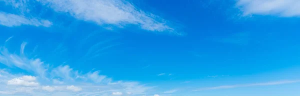 白い雲と青い空 — ストック写真