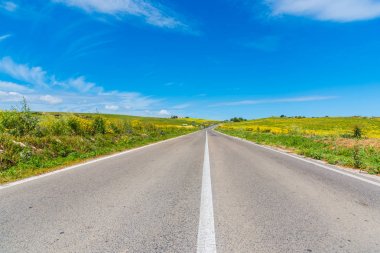 Köy yolunda üzerinde açık gökyüzü