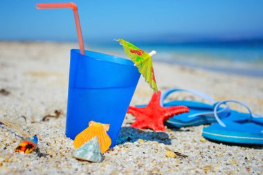kum üzerinde içki ve flip flop