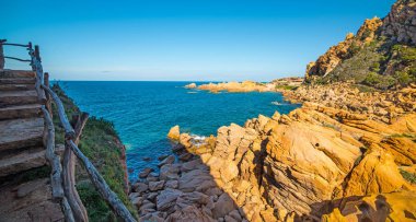 Deniz kenarındaki adımlar