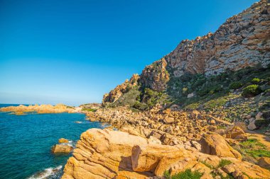 Costa Paradiso içinde kayalık sahil şeridi