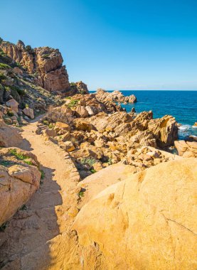 sarı taşlar mavi gökyüzü altında