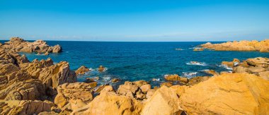 Bir kayalık sahil üzerinde açık gökyüzü