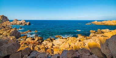 mavi deniz açık bir gökyüzü altında