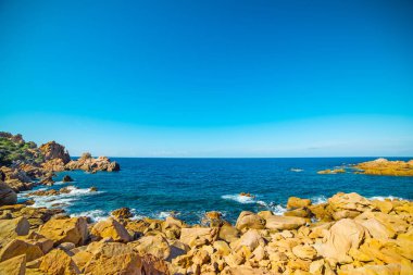 mavi deniz ve kayalık sahil