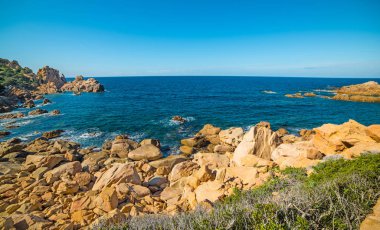 Mavi denizli kayalık sahil