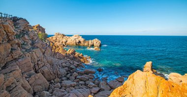 Denizin kenarında gölgeler