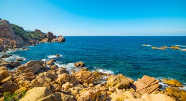 Mavi su ve kayalık cove