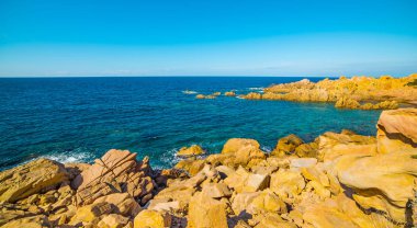 Deniz ve kayalar Sardinya