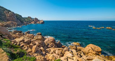 mavi deniz ve turuncu kaya