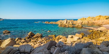 Kayalar ve deniz bahar