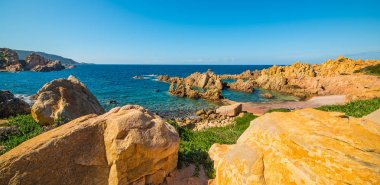 Costa Paradiso sarı kayalarda