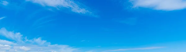 Chmur Cirrus i błękitne niebo — Zdjęcie stockowe