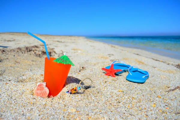 Zomer drankje op het zand — Stockfoto