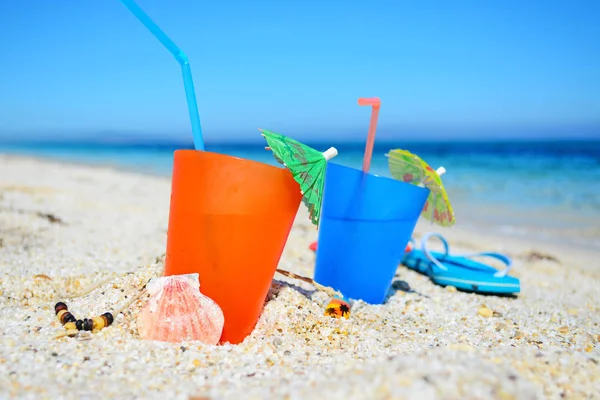 Bebidas coloridas en la arena — Foto de Stock