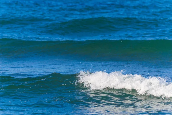 Малі хвилі і блакитне море — стокове фото