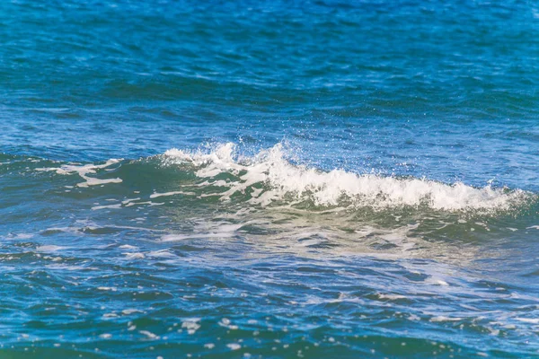 蓝色的海和小波浪 — 图库照片