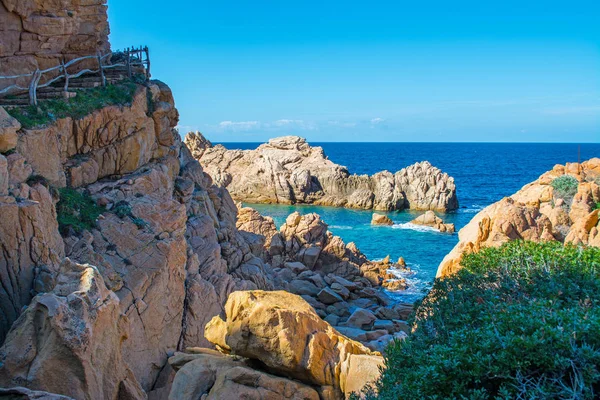 kayalık sahil ve mavi deniz