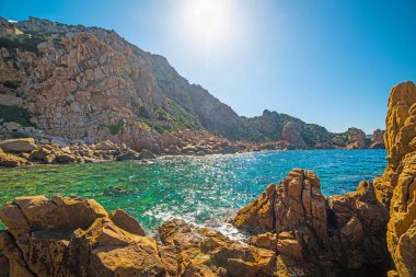 Sardinya kayalık sahil