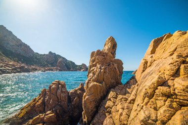 Sahile üzerinde parlayan güneş