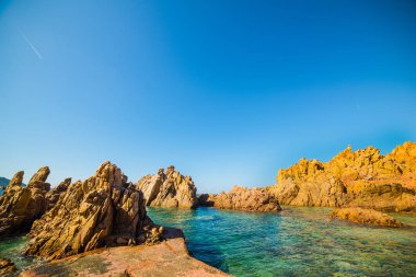 sarı taşlar ve deniz