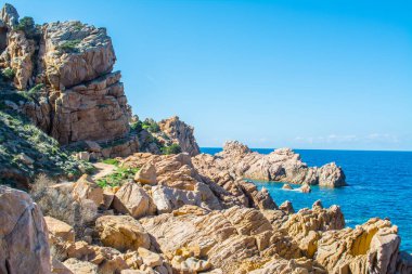 Sardunya 'da kayalar ve deniz