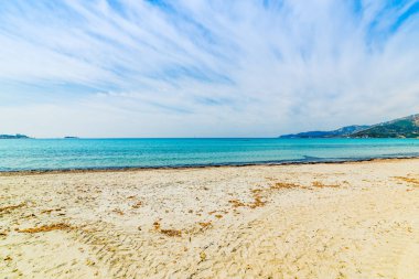 beyaz kum ve bulutlu gökyüzü