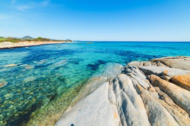 Güneşli bir gün sahilde Sant'Elmo