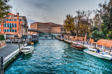 Bir bulutlu gün batımında Venedik