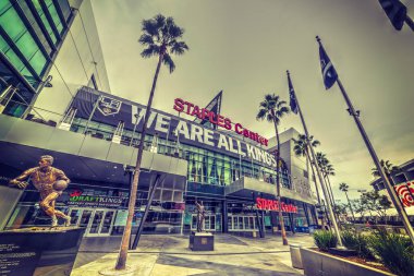 La Kings afiş ve Jerry West heykel Staples Center'da