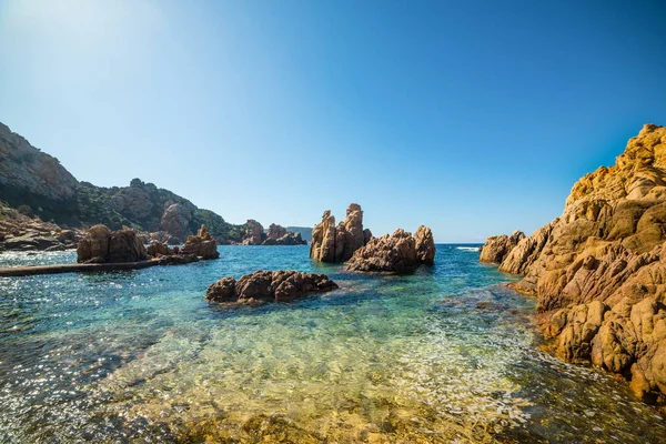 Rocas bajo un sol brillante en Cerdeña — Foto de Stock