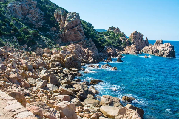 Costa Paradiso içinde kayalık sahil şeridi